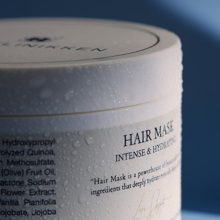 Harklinikken Hydrating Hair Mask í klettóttu landslagi úti í náttúrunni